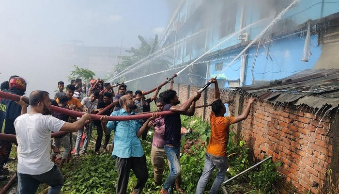 বরিশালে জুতার কারখানার আগুন নেভাতে গিয়ে আহত ২