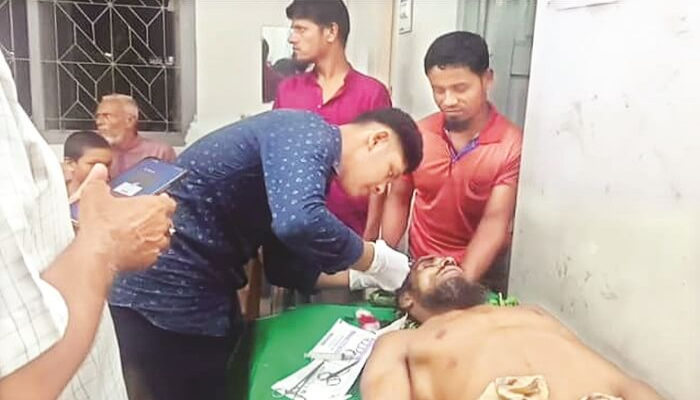 রোগীর মাথায় সেলাই দিল অষ্টম শ্রেণির ছাত্র