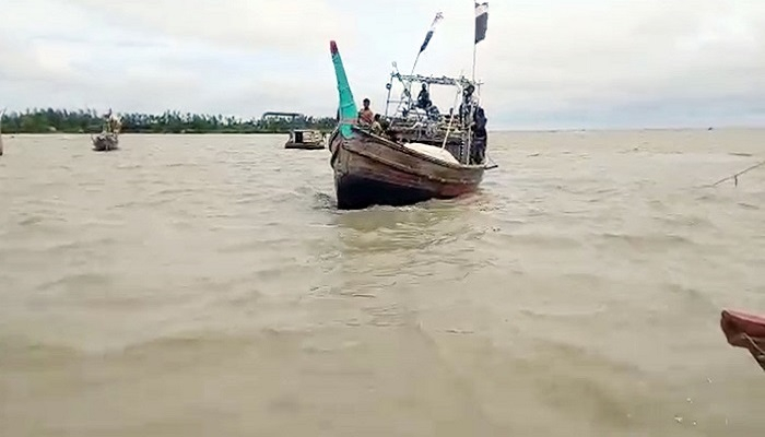হাতিয়ায় ট্রলারডুবি: তিন জেলেকে জীবিত উদ্ধার