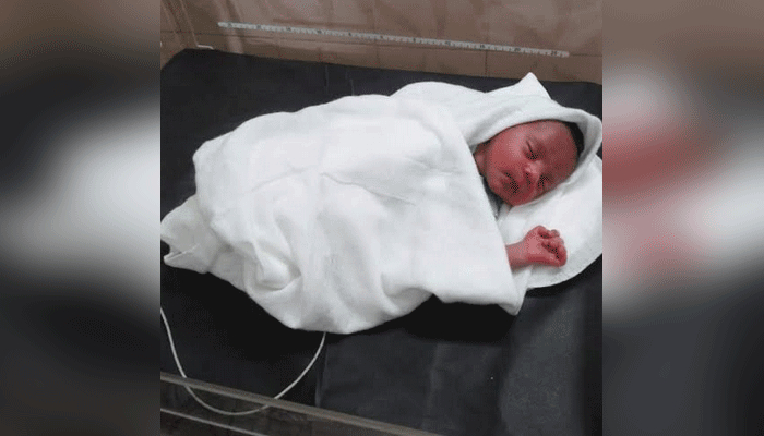 ব্যাগের ভিতরে পাওয়া সেই নবজাতকের দায়িত্ব নিলেন নিঃসন্তান দম্পতি