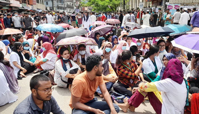 ধর্মঘট প্রত্যাহার করে কাজে ফিরেছেন শিক্ষানবিশ চিকিৎসকরা