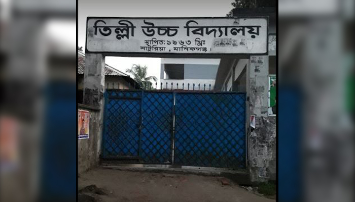গোপনে ছাত্রীদের দৃশ্য ধারণে মানা করায় শিক্ষককে মারধর