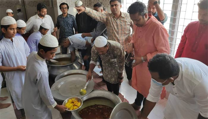 খালেদা জিয়ার জন্মদিনে এতিমদের মাংস-ডিম-খিচুড়ি খাওয়ালো ছাত্রদল