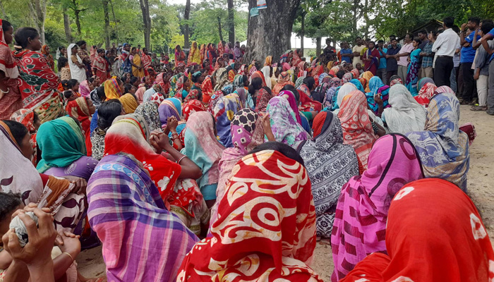 বেতন বৃদ্ধির দাবিতে চা-শ্রমিকদের কর্মবিরতি, অচলাবস্থার হুঁশিয়ারি