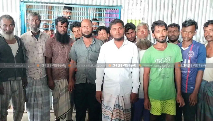 বঙ্গোপসাগরে ট্রলারডুবি: ১৮ জেলে উদ্ধার, খোঁজ মেলেনি ১৩ জনের