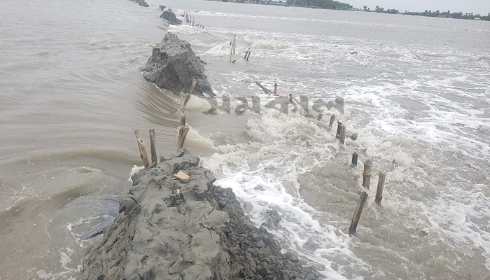 মেরামত হয়নি বাঁধ, কয়রায় পানিবন্দি ১০ হাজার মানুষ