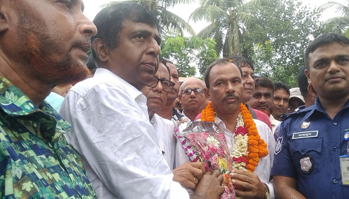 ৪৫ দিন পর কলেজে ফিরলেন সেই অধ্যক্ষ, ফুল দিয়ে বরণ