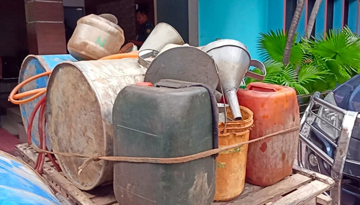 সরকারি গাড়ির তেল চুরি মাসে ১৮ হাজার লিটার, গ্রেপ্তার ৪