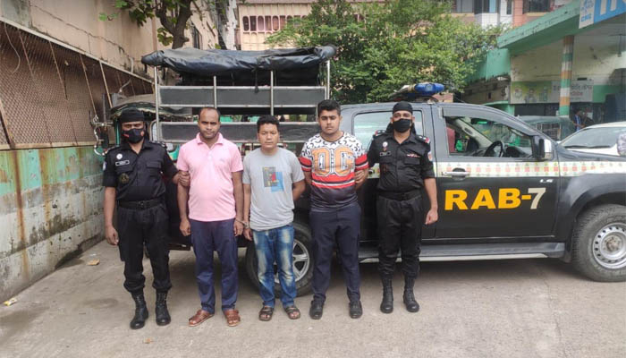 সেনা সদস্যকে ট্রেনে উঠতে বাধা, আরএনবির ৩ সদস্য গ্রেপ্তার