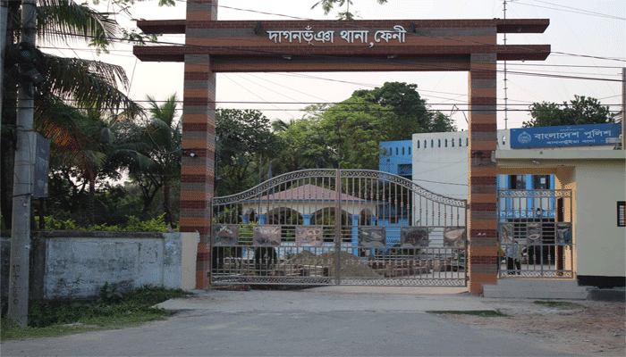 পুলিশ পরিচয়ে ১১ লাখ টাকা ছিনতাইয়ের অভিযোগ পুলিশ পরিচয়ে ১১ লাখ টাকা ছিনতাইয়ের অভিযোগ
