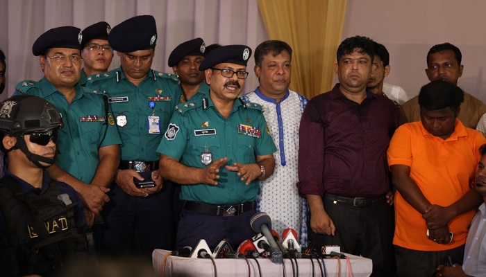 মণ্ডপে হামলায় জামিনে থাকা আসামিরা নজরদারিতে: সিএমপি কমিশনার মণ্ডপে হামলায় জামিনে থাকা আসামিরা নজরদারিতে: সিএমপি কমিশনার