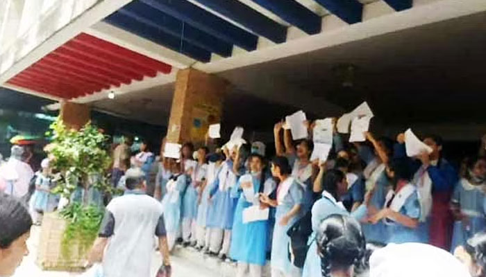 ভিকারুননিসায় শিক্ষক বদলির প্রতিবাদে বিক্ষোভ ভিকারুননিসায় শিক্ষক বদলির প্রতিবাদে বিক্ষোভ