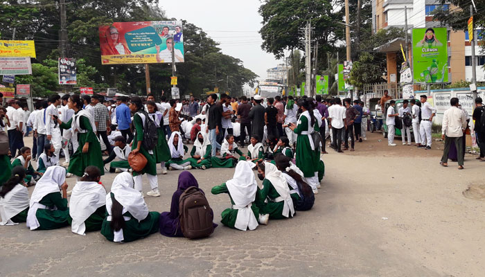 স্কুলছাত্রীকে ধর্ষণের পর গলাকেটে হত্যার প্রতিবাদে উত্তাল নোয়াখালী স্কুলছাত্রীকে ধর্ষণের পর গলাকেটে হত্যার প্রতিবাদে উত্তাল নোয়াখালী