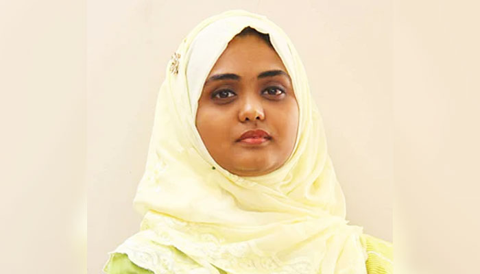 টেবিলে আছড়ে ফুটবল টুর্নামেন্টের ট্রফি ভাঙলেন ইউএনও টেবিলে আছড়ে ফুটবল টুর্নামেন্টের ট্রফি ভাঙলেন ইউএনও