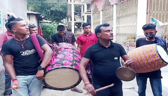 কটিয়াদীতে জমে উঠেছে ঐতিহ্যবাহী ঢাকের হাট
