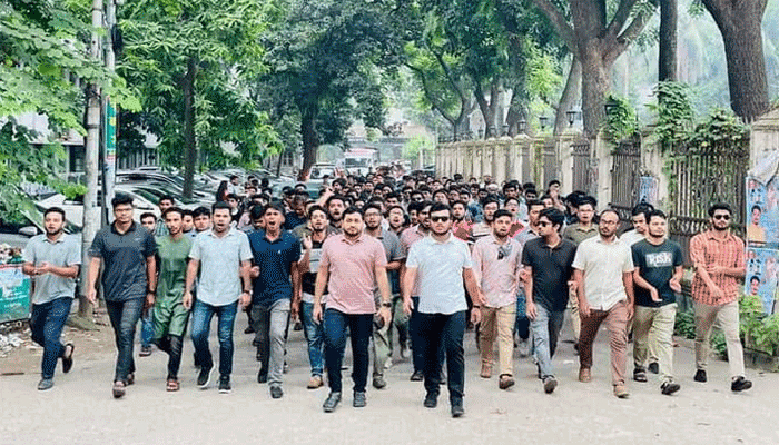 ছাত্রদলের আসার খবরে ঢাবিতে ছাত্রলীগের অবস্থান