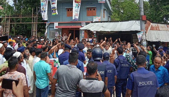 মাটিরাঙ্গায় পুলিশি বাধার মধ্য দিয়ে প্রতিবাদ সমাবেশ বিএনপি'র