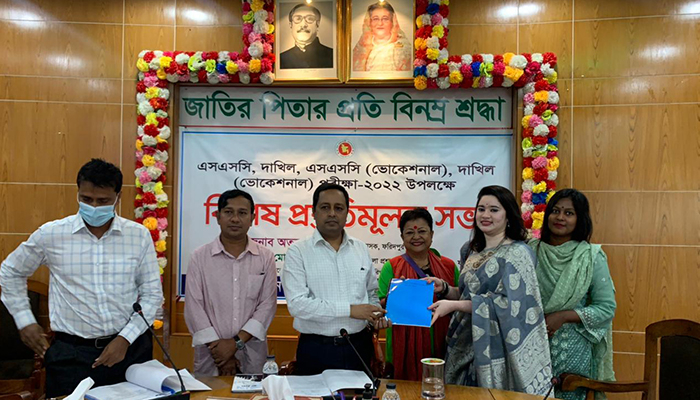 ফরিদপুরের তৃতীয় লিঙ্গের জনগোষ্ঠীর ডাটাবেজ জেলা প্রশাসনে হস্তান্তর
