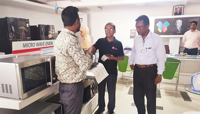 ফরিদপুরে সিঙ্গারের শোরুমকে ২০ হাজার টাকা জরিমানা
