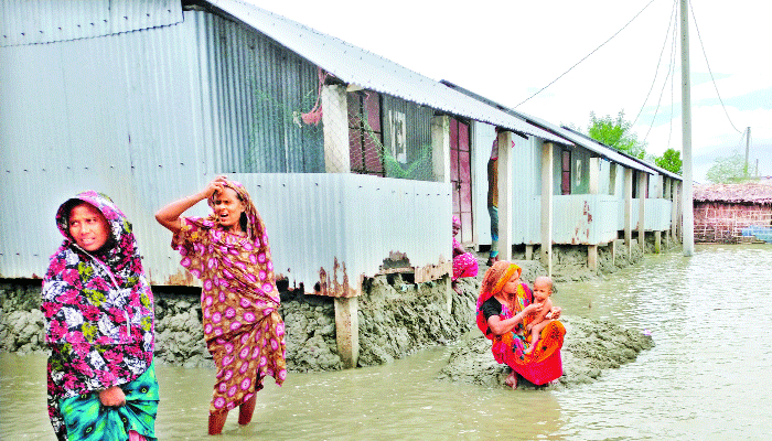 আশ্রয়ণ প্রকল্পে জোয়ারের পানি ঘর ছাড়ছেন বাসিন্দারা