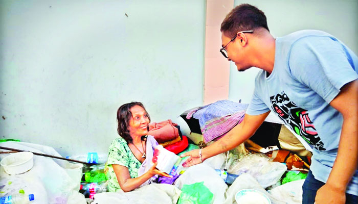 এক দল তরুণের 'তৃপ্তির আহার'