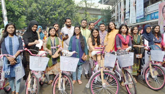 ৭৬ ছাত্রীকে সাইকেল উপহার ছাত্রলীগের