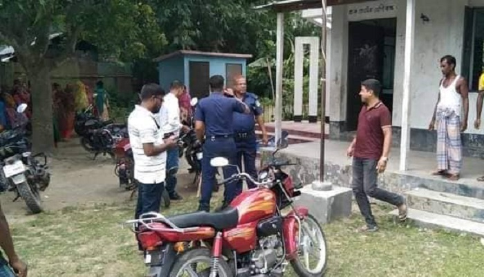 ছুটি না দেওয়ায় প্রধান শিক্ষক অবরুদ্ধ