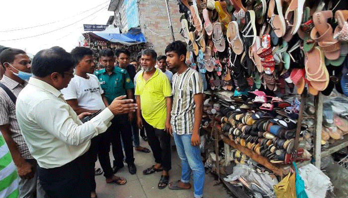 নিউমার্কেটে ডিএসসিসির অভিযান, শতাধিক অবৈধ দোকান উচ্ছেদ