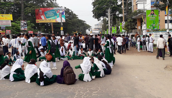 স্কুলছাত্রীকে ধর্ষণের পর গলাকেটে হত্যার প্রতিবাদে উত্তাল নোয়াখালী