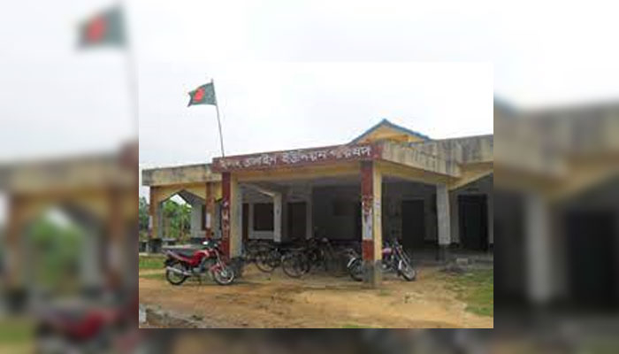 গ্রাম আদালতে শিশুদের বিচার করায় চেয়ারম্যানের সমালোচনা