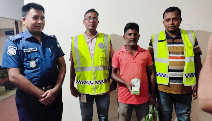 পথে পাওয়া ২ লাখ টাকা ফেরত দিলেন দুই পুলিশ সদস্য পথে পাওয়া ২ লাখ টাকা ফেরত দিলেন দুই পুলিশ সদস্য