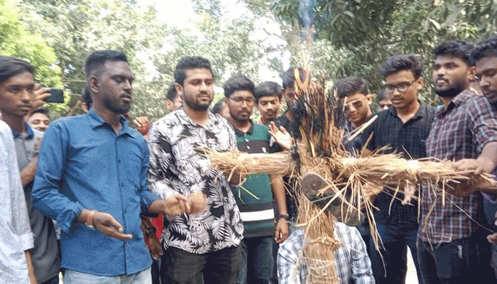 রাবিতে সংসদ সদস্য বাদশাকে অবাঞ্ছিত ঘোষণা, কুশপুত্তলিকা দাহ