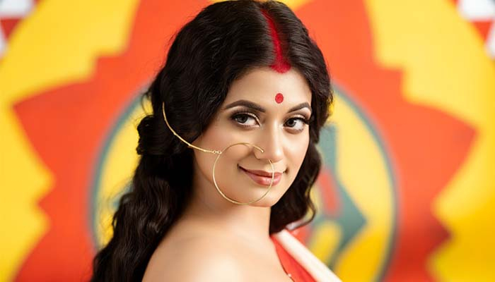 মা দুর্গাকে আমিই শাড়ি পরিয়ে দিয়েছি: মন্দিরা