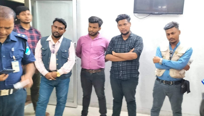 আলফাডাঙ্গায় সাংবাদিক পরিচয়ে মাদরাসায় চাঁদাবাজি, নারীসহ আটক ৭