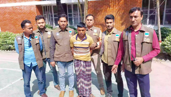 হাতকড়া খুলে পালানোর পর ঢাকা থেকে গ্রেপ্তার