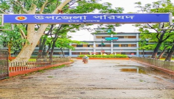 সরকারি দপ্তরের সামনে জলাবদ্ধতায় জনদুর্ভোগ