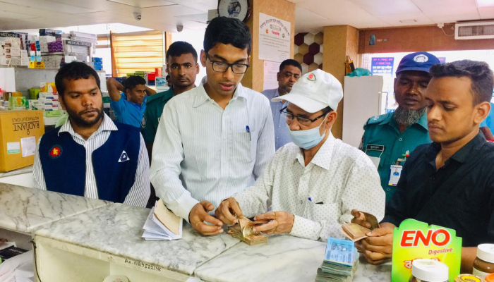 চট্টগ্রামে লাজ ফার্মায় অনুমোদনহীন ওষুধ-প্রসাধনী, লাখ টাকা জরিমানা