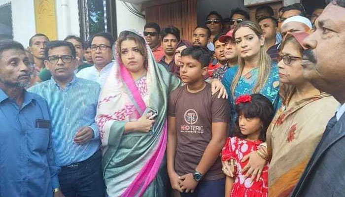 গ্রেপ্তার স্বেচ্ছাসেবী স্মৃতির বাসায় বিএনপির কেন্দ্রীয় নেতৃবৃন্দ