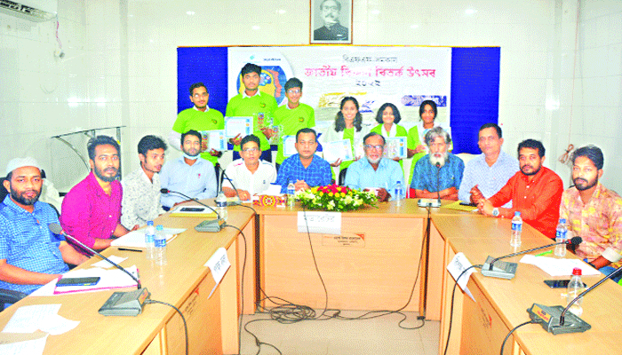 তর্কমুখর সারাদিন