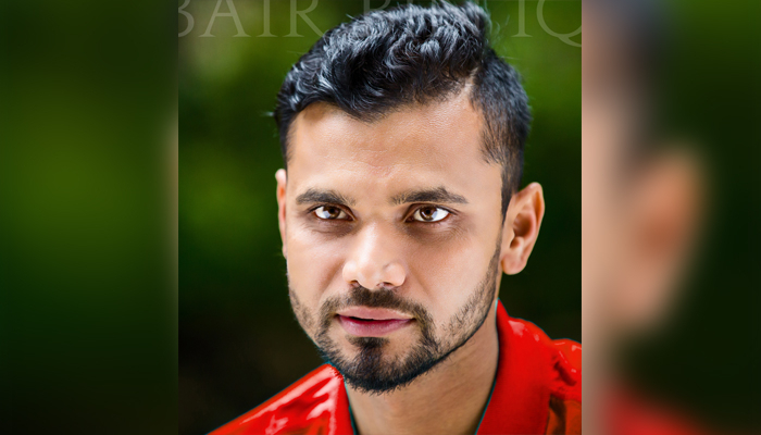 মেয়েটির পাশে মাশরাফি