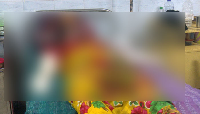 পাওনা টাকা চাওয়ায় গৃহবধূর গায়ে পেট্রোল ঢেলে পুড়িয়েছে দুর্বৃত্তরা