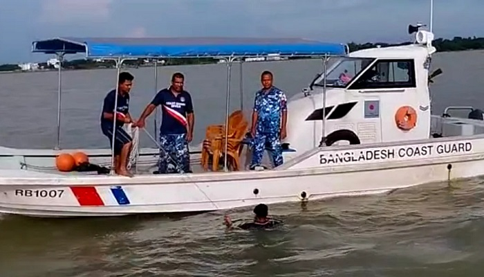 মাকে বাঁচাতে ঝাঁপ দেওয়া নাঈমের সন্ধান মেলেনি
