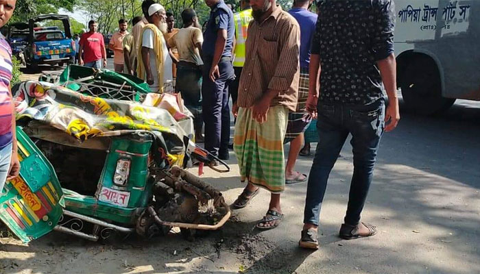 কুমিল্লায় বাসের ধাক্কায় অটোরিকশার ৪ যাত্রী নিহত