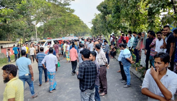 ট্রাকচাপায় স্কুলছাত্রীর মৃত্যু, মহাসড়ক অবরোধ করে বিক্ষোভ