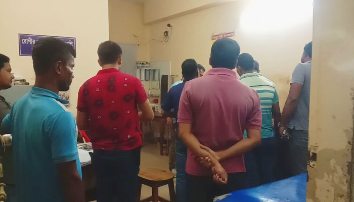 আসামি আটক করতে গিয়ে হামলায় আহত ৪ পুলিশ সদস্য