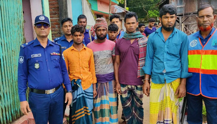 হিজলায় নিষেধাজ্ঞা অমান্য করে ইলিশ ধরায় ৪ জেলের কারাদণ্ড