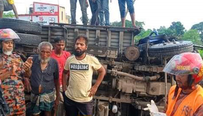 দুই পিকআপের মুখোমুখি সংঘর্ষে প্রাণ গেল ১ চালকের