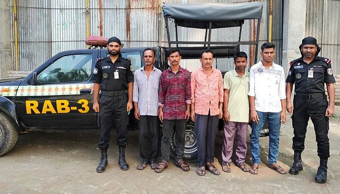 ট্রেন ছাড়ার সময় যত ঘনিয়ে আসে, ততই বাড়ে টিকিটের দাম