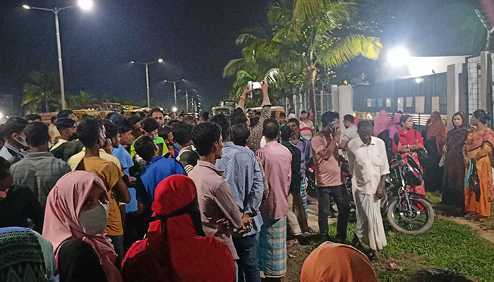 চট্টগ্রামে কেইপিজেডে অন্তত ২০ শ্রমিক অজ্ঞান, কারখানায় আতঙ্ক!