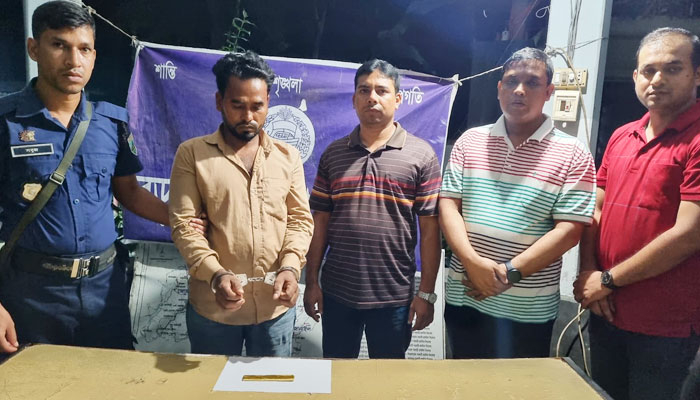 ২১ লাখ টাকার স্বর্ণবার সহ যুবক আটক